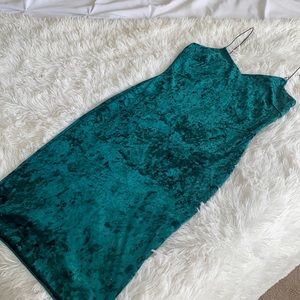 CRUSHED VELVET EMERALD MIDI DRESS